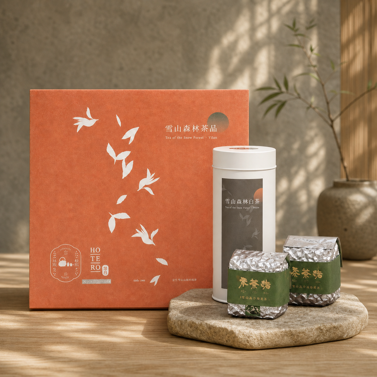 禾茶路六禾菁茗雪山森林茶品送禮禮盒，茶罐與雙入茶葉包裝情境照
